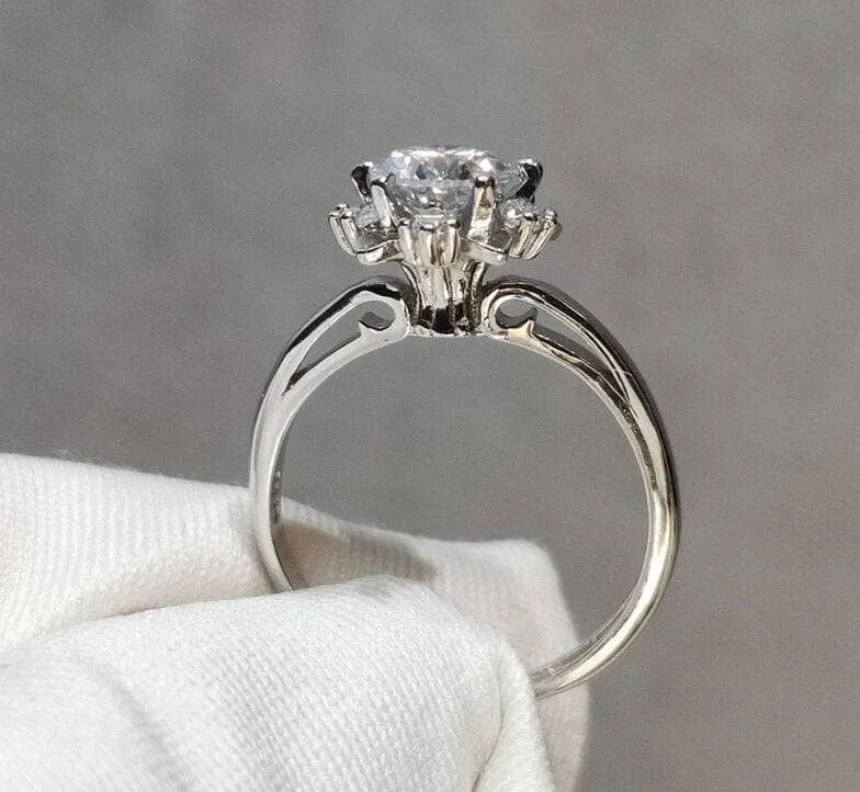 1 Carat Round Cut Diamond Heart Claws Snowflake Engagement Ring