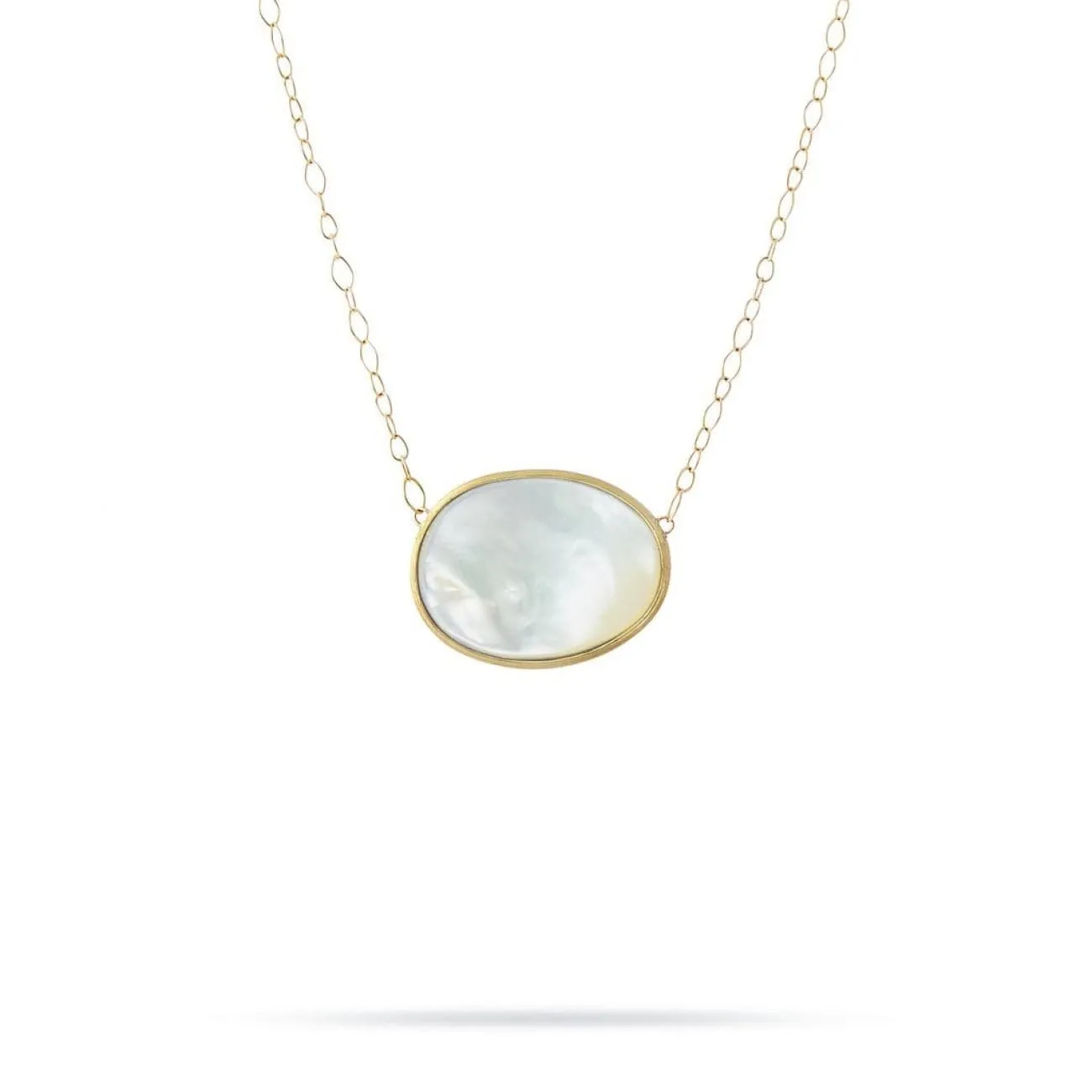 18K yellow gold pendant with white mother of pearl