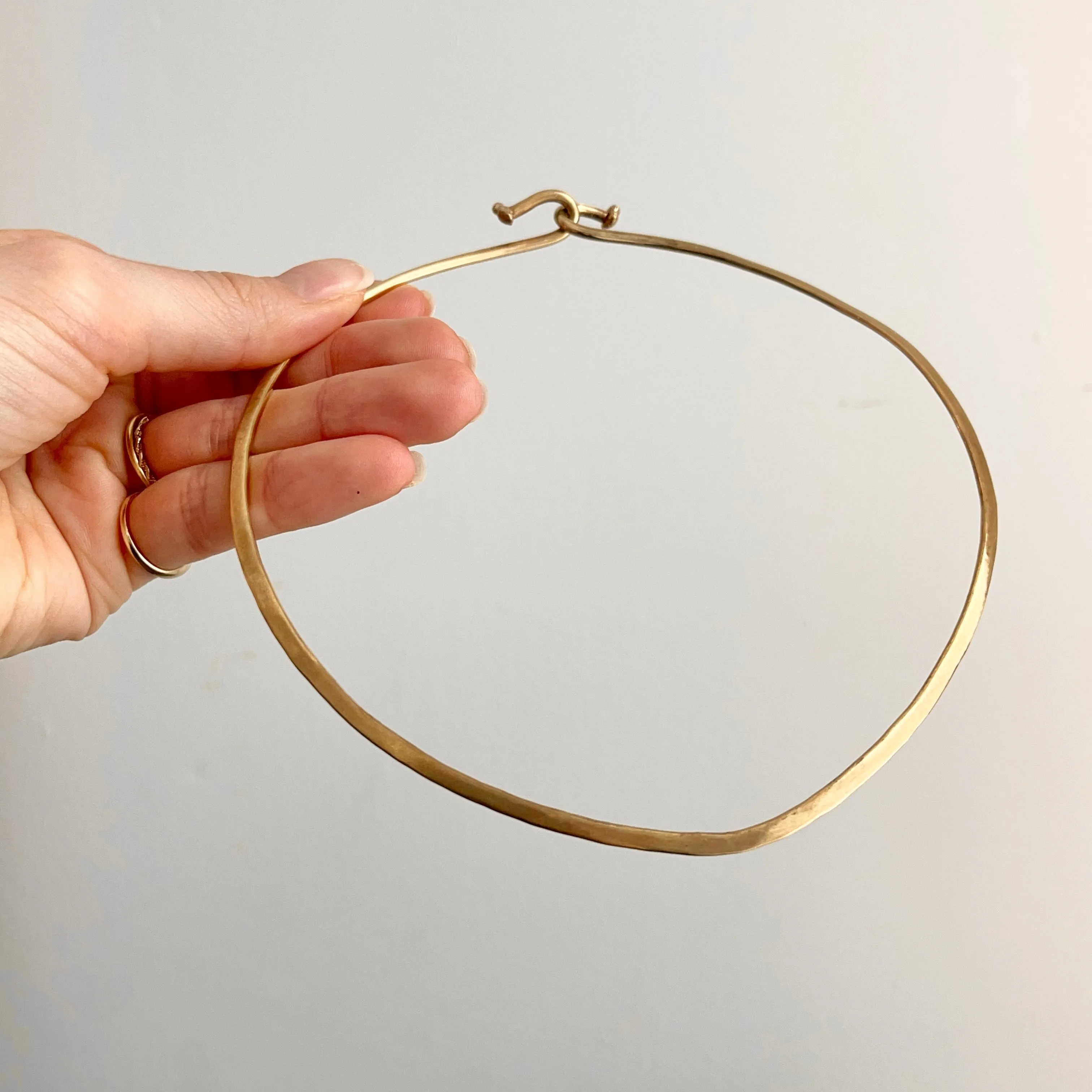 Estate 14KT Yellow Gold Hammered   Matte V Dip Collar Necklace