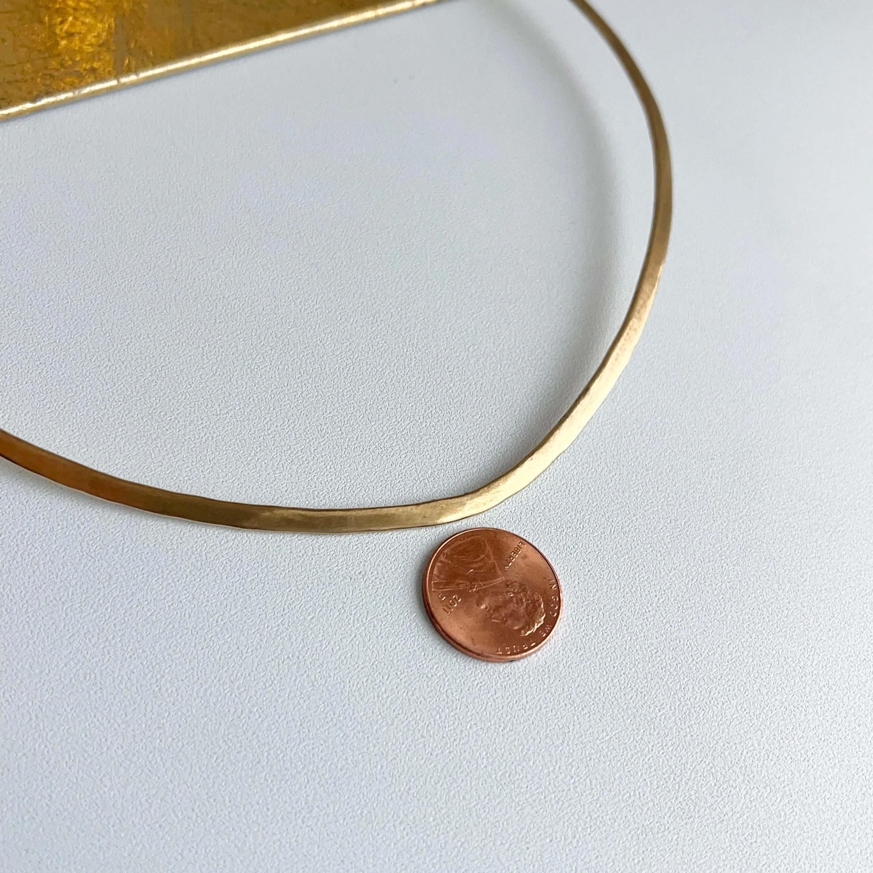 Estate 14KT Yellow Gold Hammered   Matte V Dip Collar Necklace