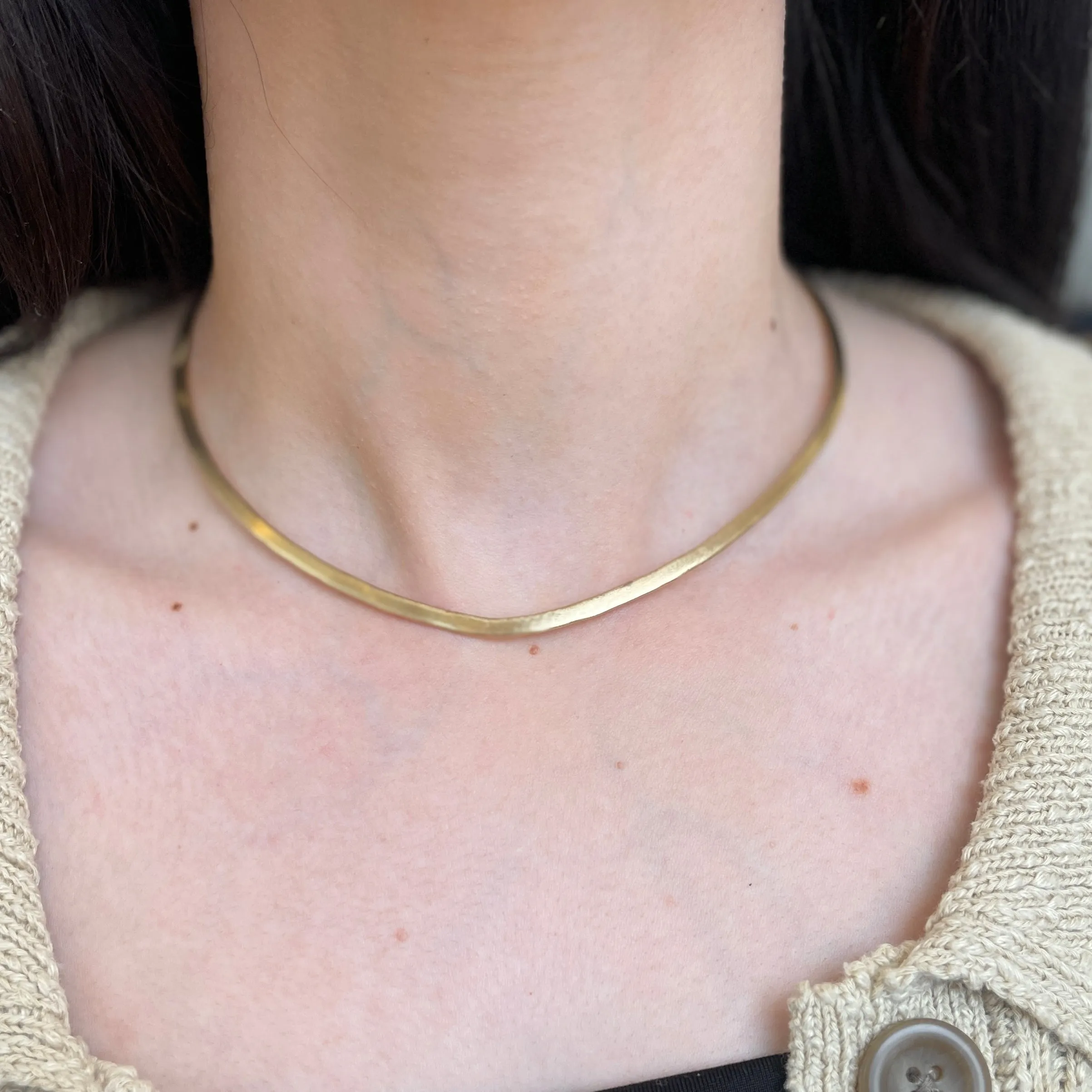 Estate 14KT Yellow Gold Hammered   Matte V Dip Collar Necklace
