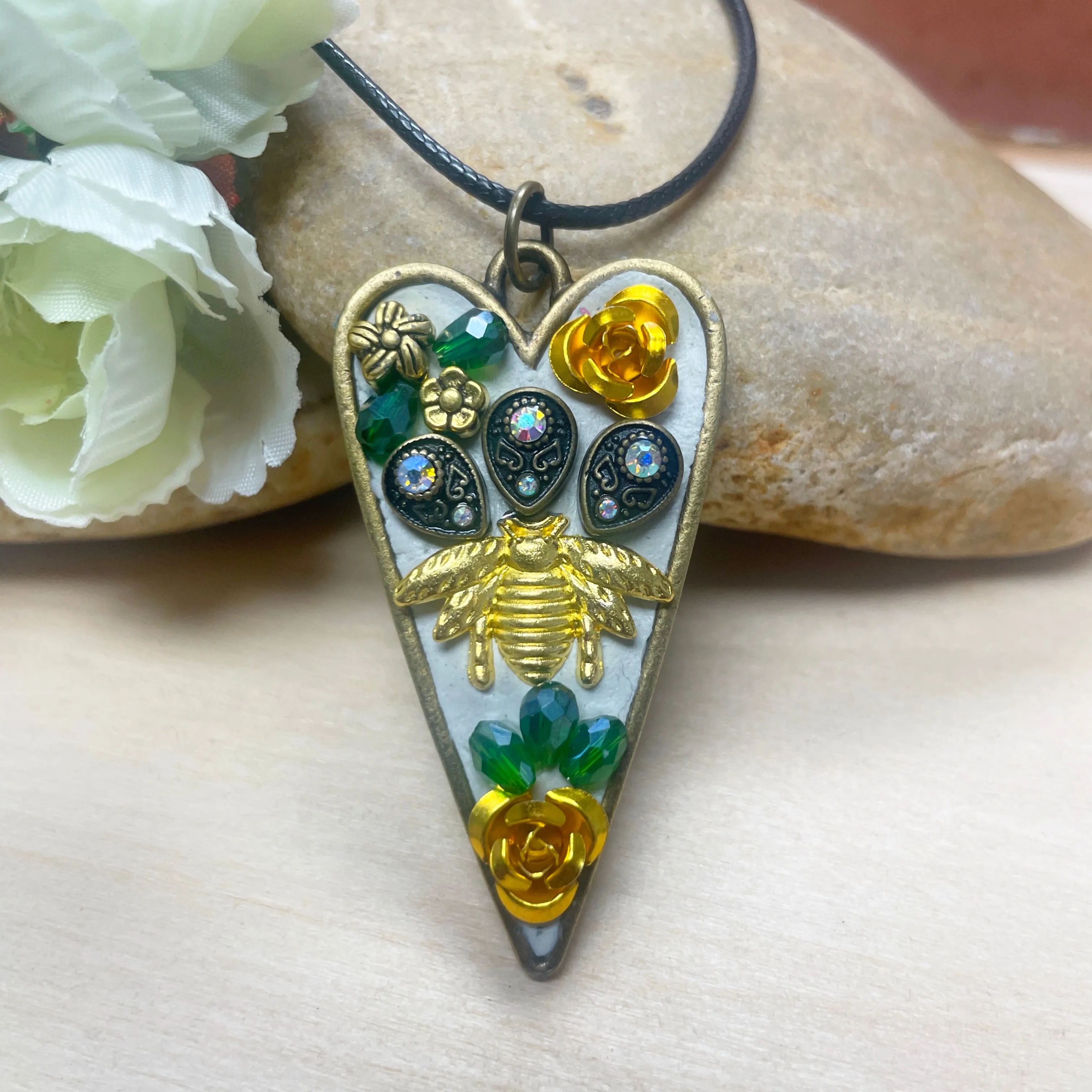 Heart pendant bee