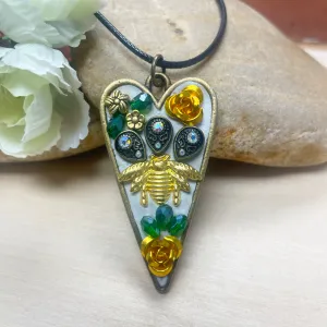 Heart pendant bee