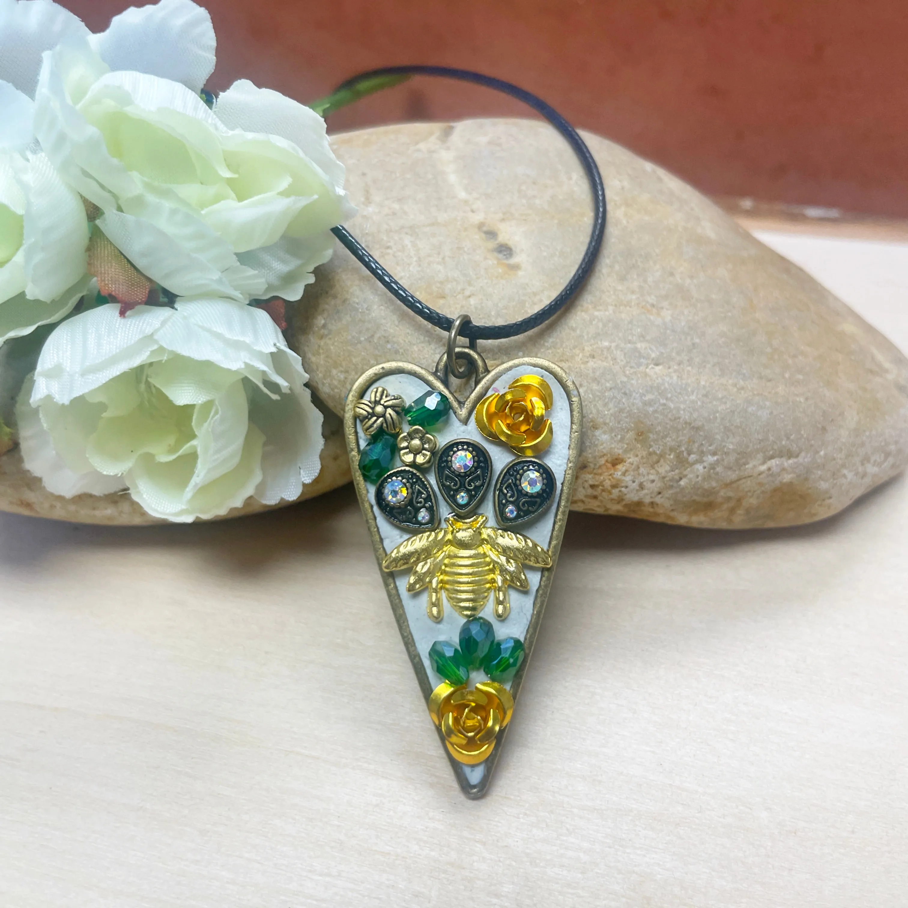 Heart pendant bee