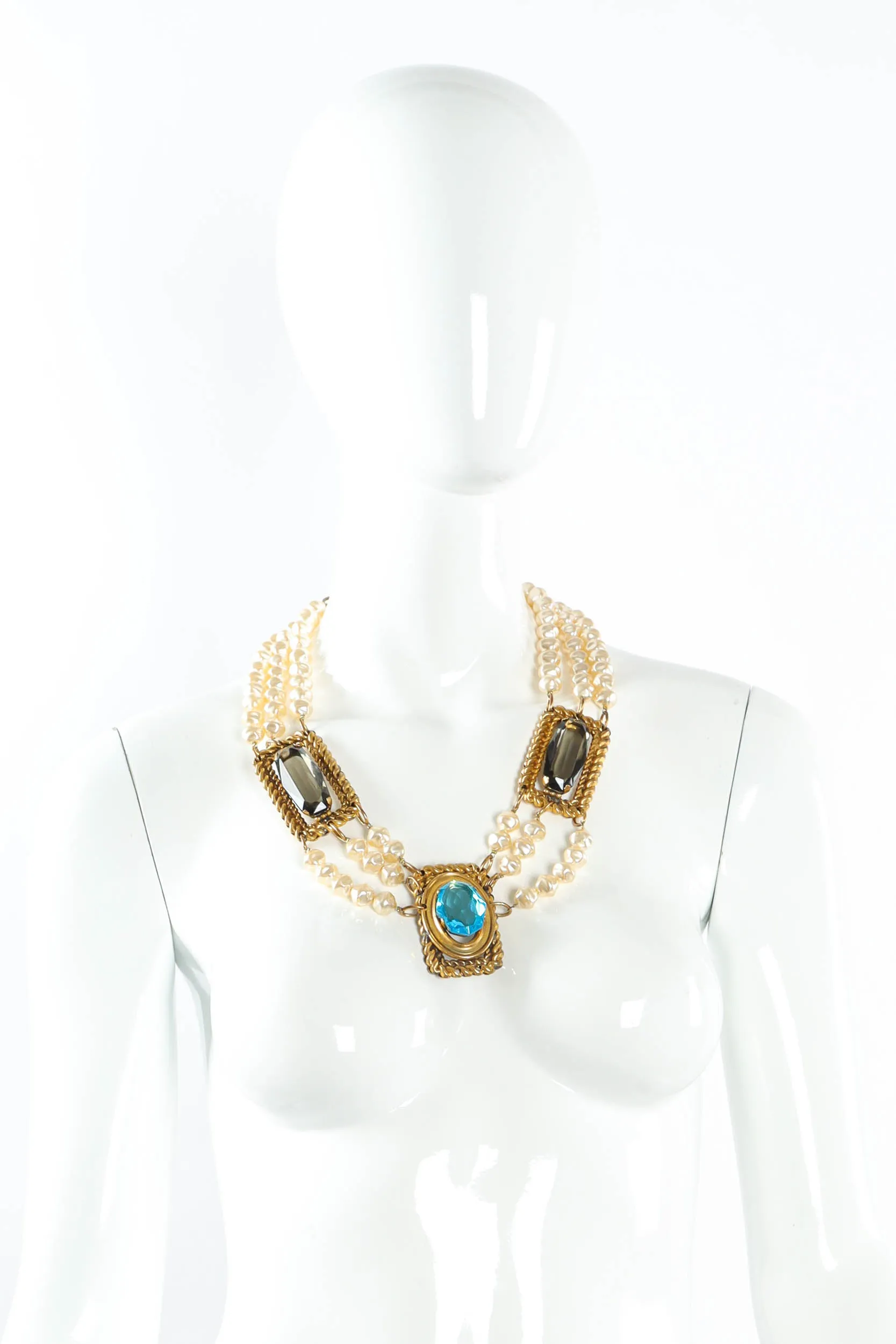 Jewel Frame Pearl Necklace