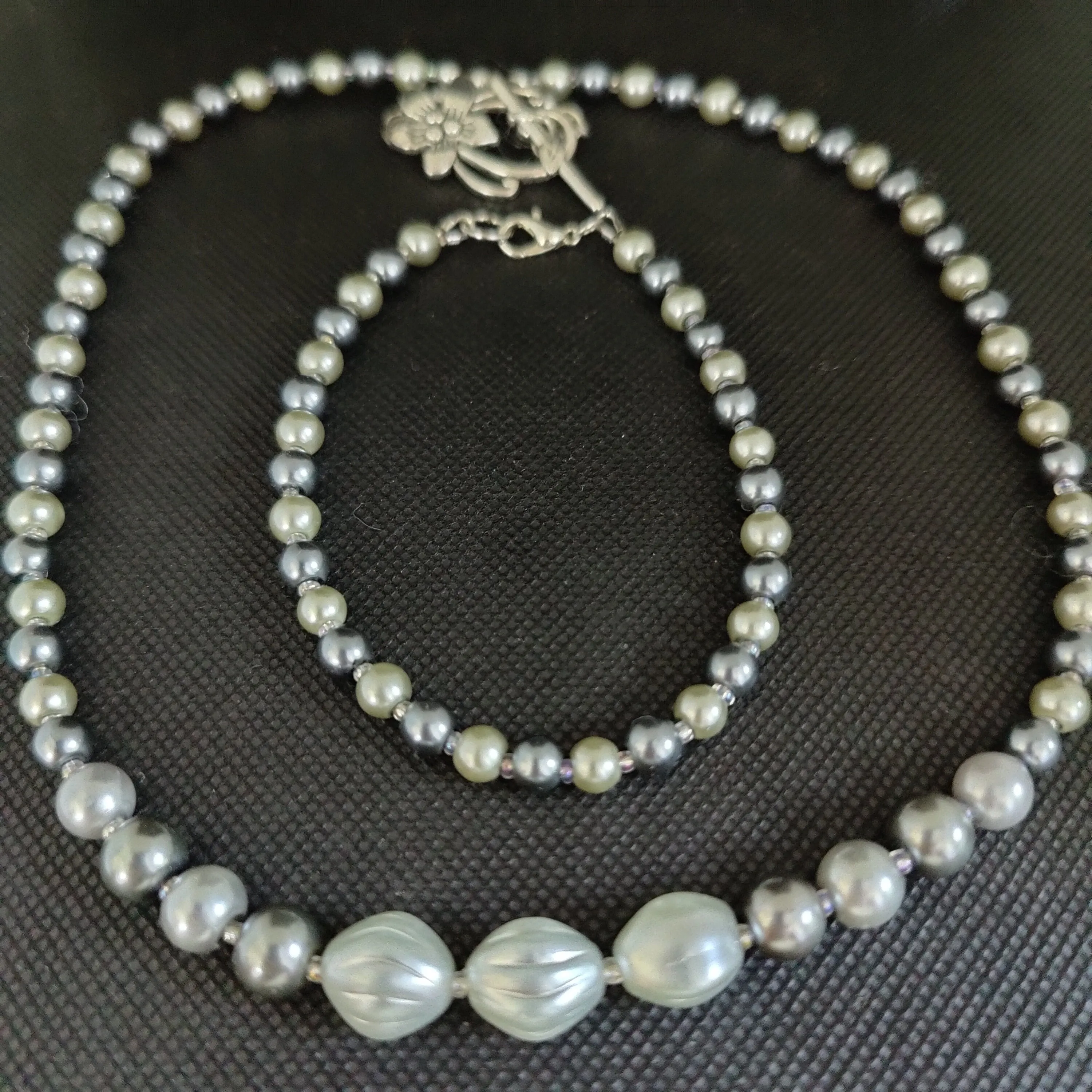 NB #63 A Very Stunning, Glamours Necklace.