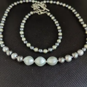 NB #63 A Very Stunning, Glamours Necklace.