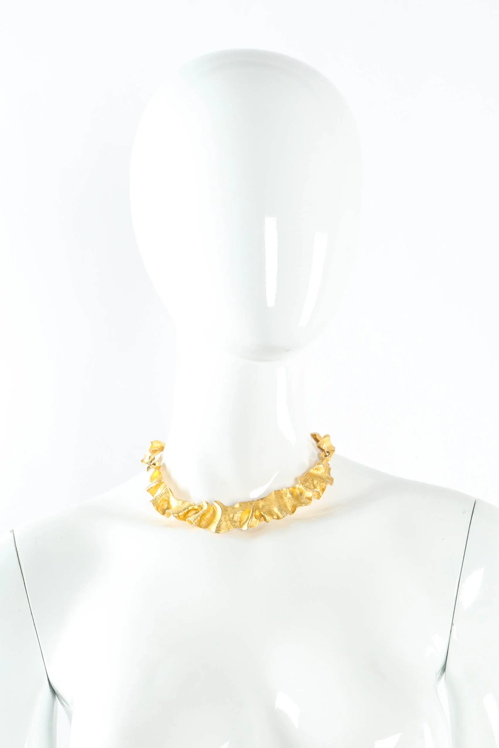 Swirl Crinkle Collar Necklace