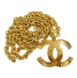 Vintage CHANEL chain necklace with a large CC mark pendant top. Gorgeous masterpiece jewelry. 050323re11