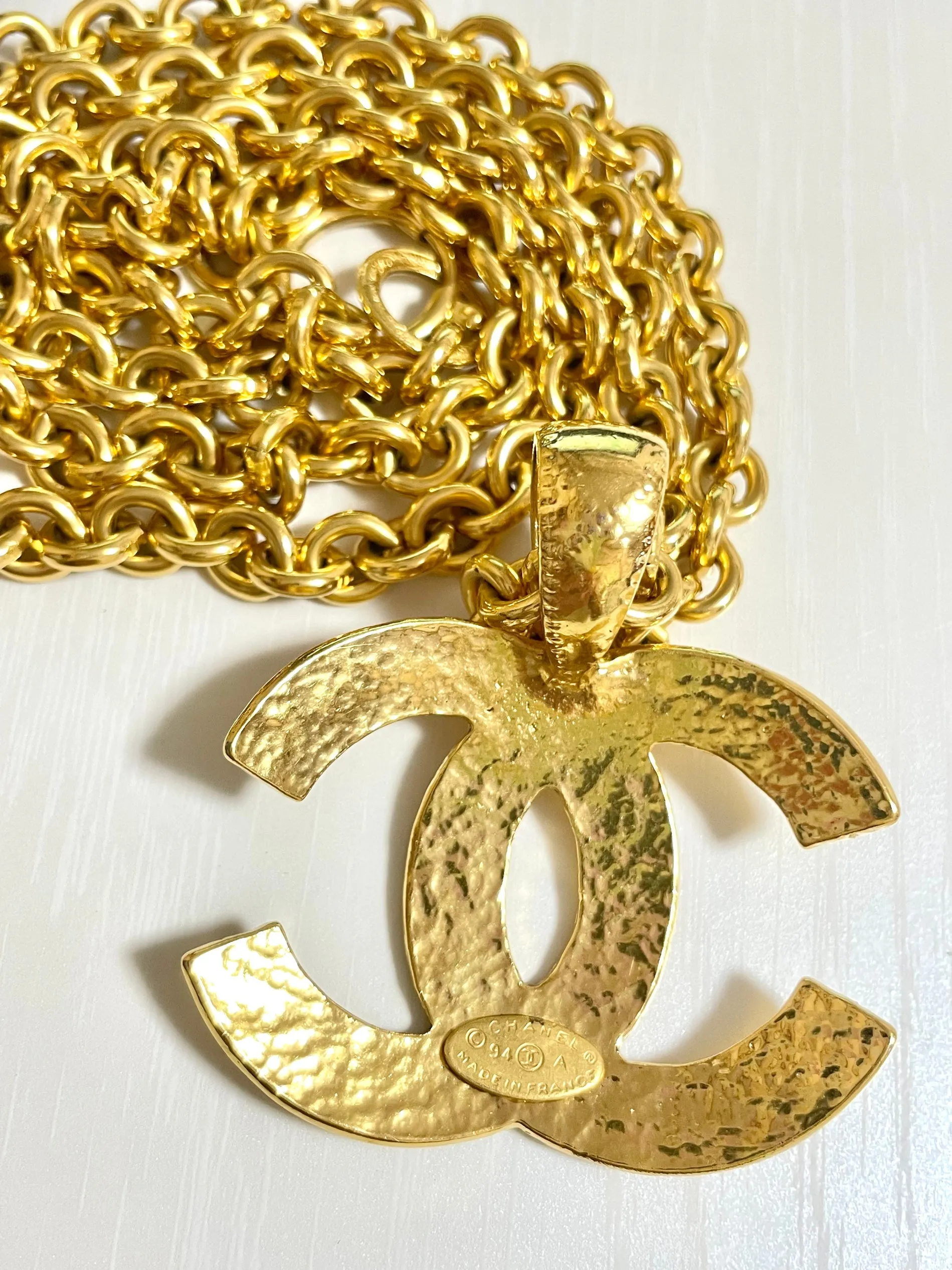 Vintage CHANEL chain necklace with a large CC mark pendant top. Gorgeous masterpiece jewelry. 050323re11