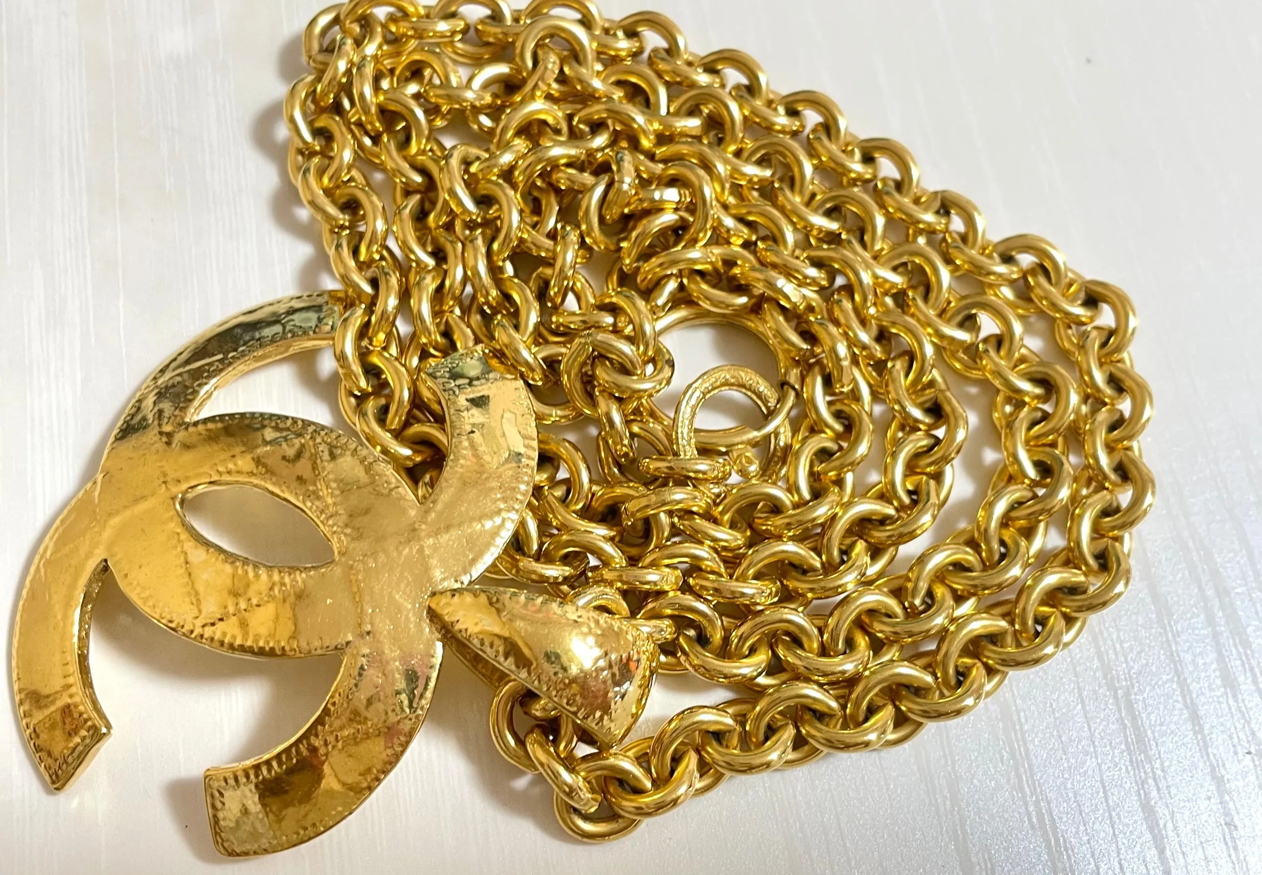 Vintage CHANEL chain necklace with a large CC mark pendant top. Gorgeous masterpiece jewelry. 050323re11