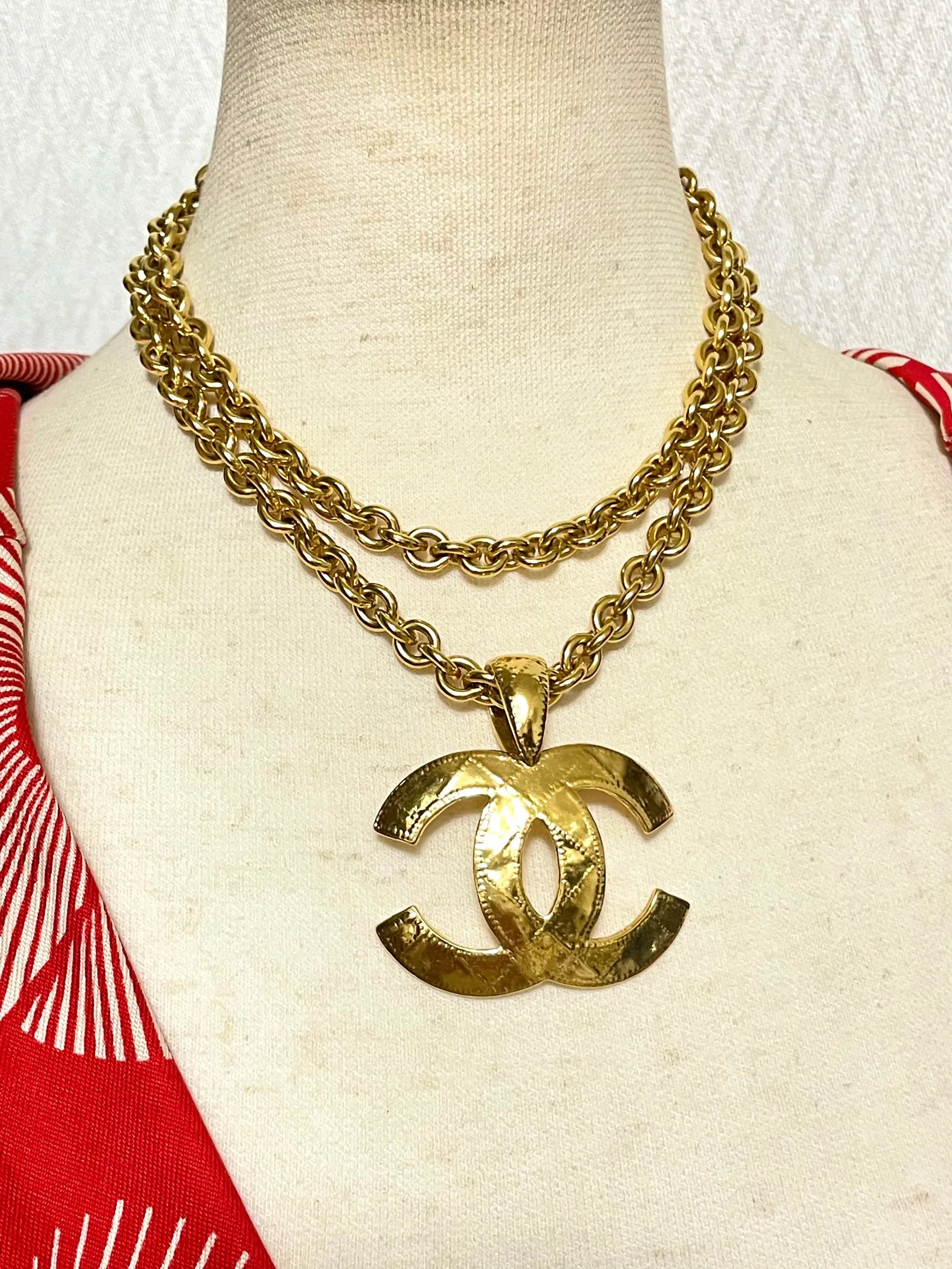 Vintage CHANEL chain necklace with a large CC mark pendant top. Gorgeous masterpiece jewelry. 050323re11