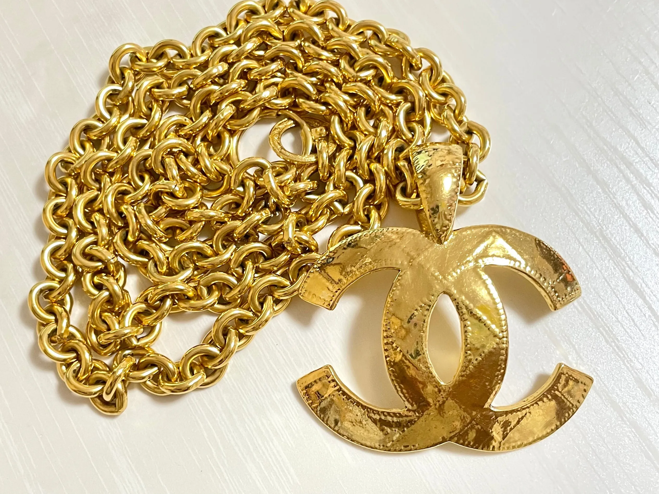 Vintage CHANEL chain necklace with a large CC mark pendant top. Gorgeous masterpiece jewelry. 050323re11