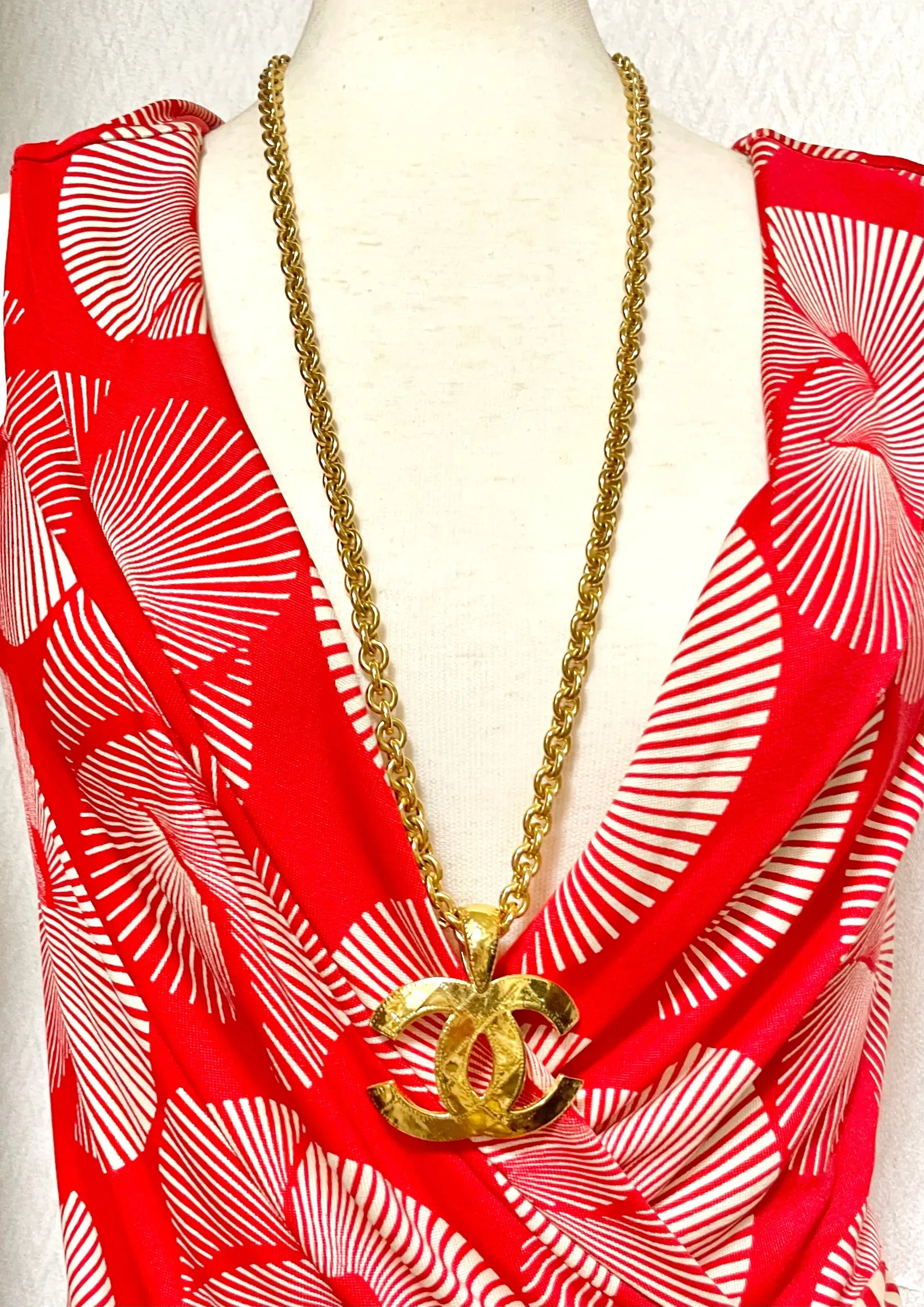 Vintage CHANEL chain necklace with a large CC mark pendant top. Gorgeous masterpiece jewelry. 050323re11