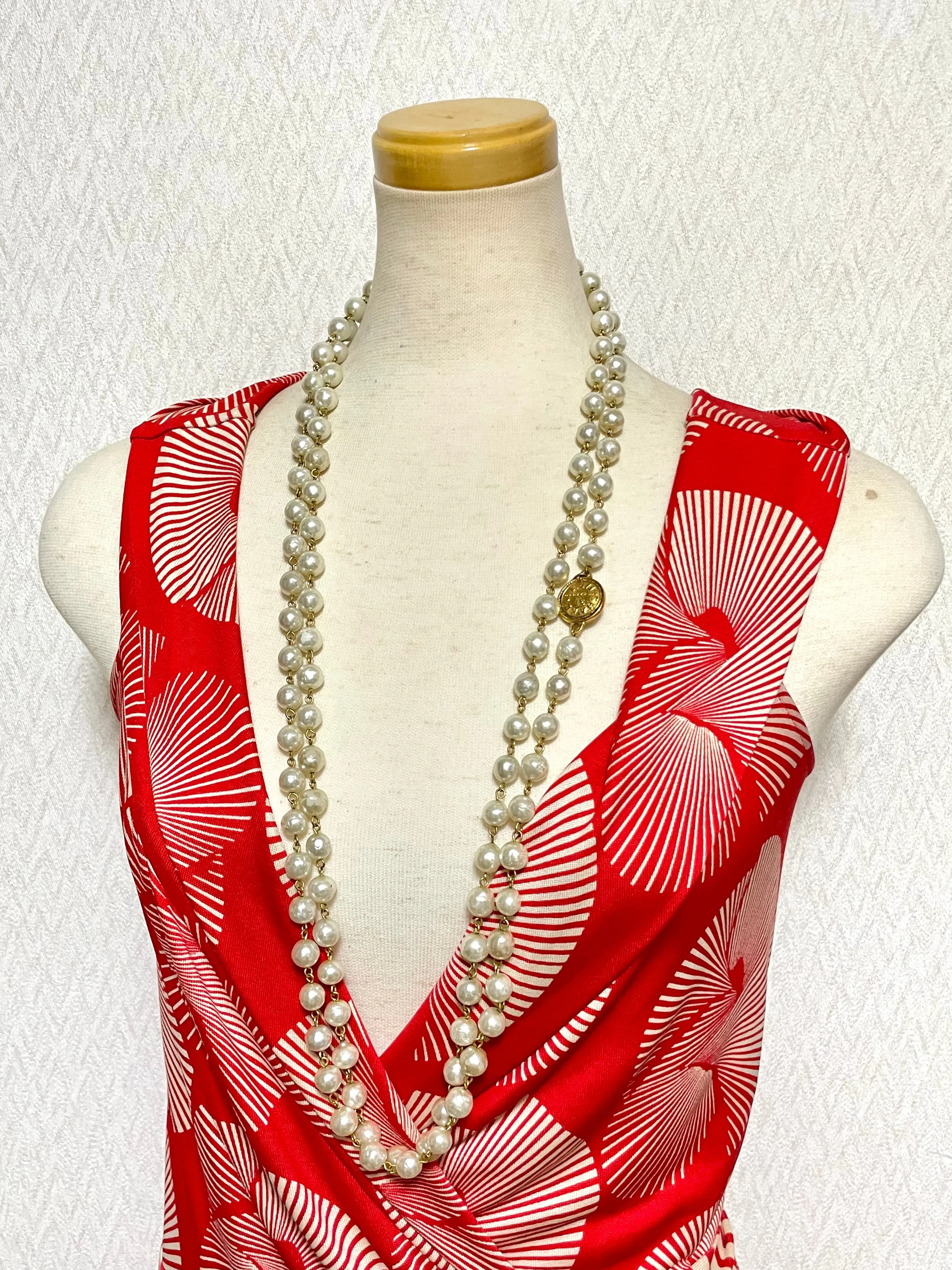 Vintage CHANEL faux pearl necklace, extra long necklace with golden round logo motif. Must have classic jewelry piece. 0408152