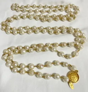 Vintage CHANEL faux pearl necklace, extra long necklace with golden round logo motif. Must have classic jewelry piece. 0408152