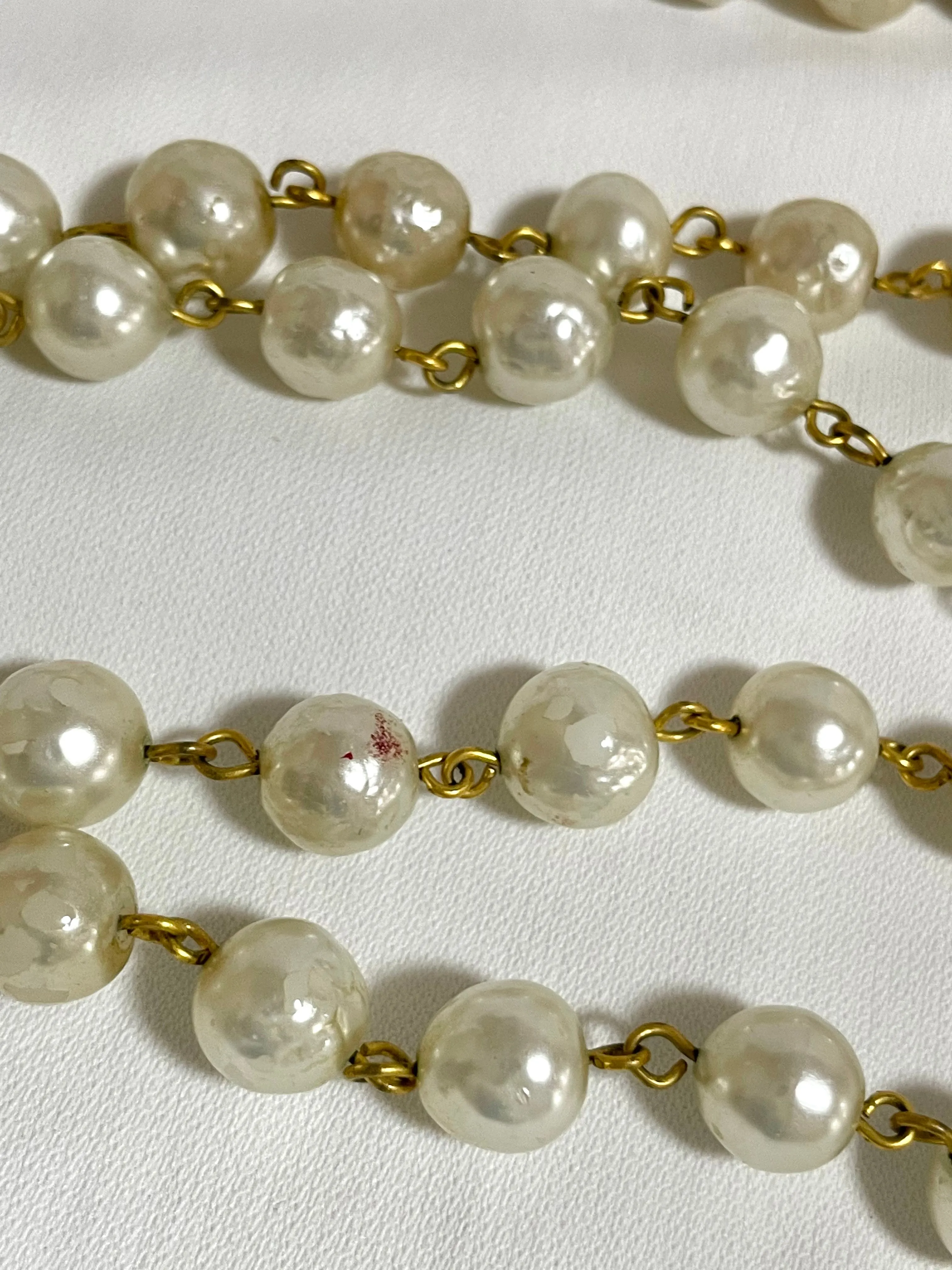 Vintage CHANEL faux pearl necklace, extra long necklace with golden round logo motif. Must have classic jewelry piece. 0408152