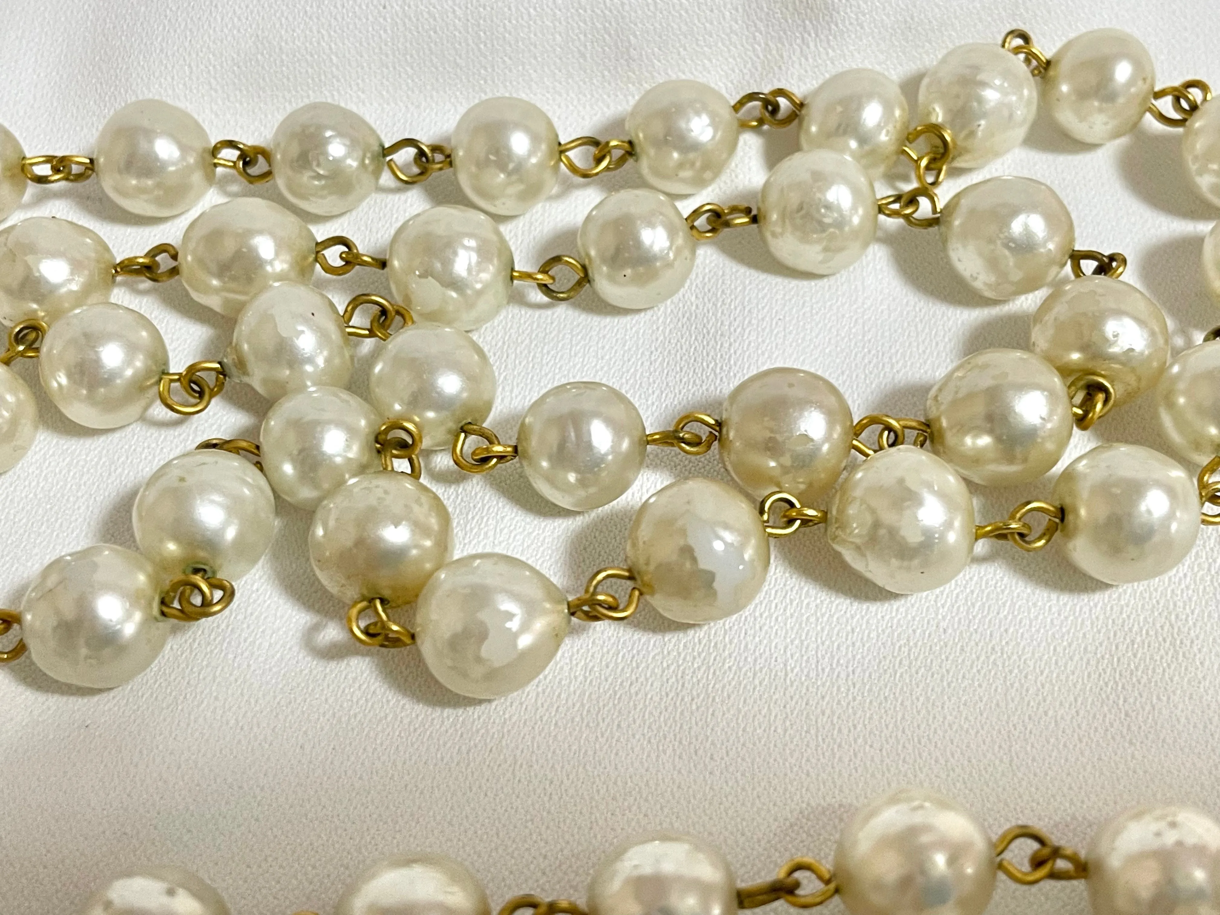 Vintage CHANEL faux pearl necklace, extra long necklace with golden round logo motif. Must have classic jewelry piece. 0408152