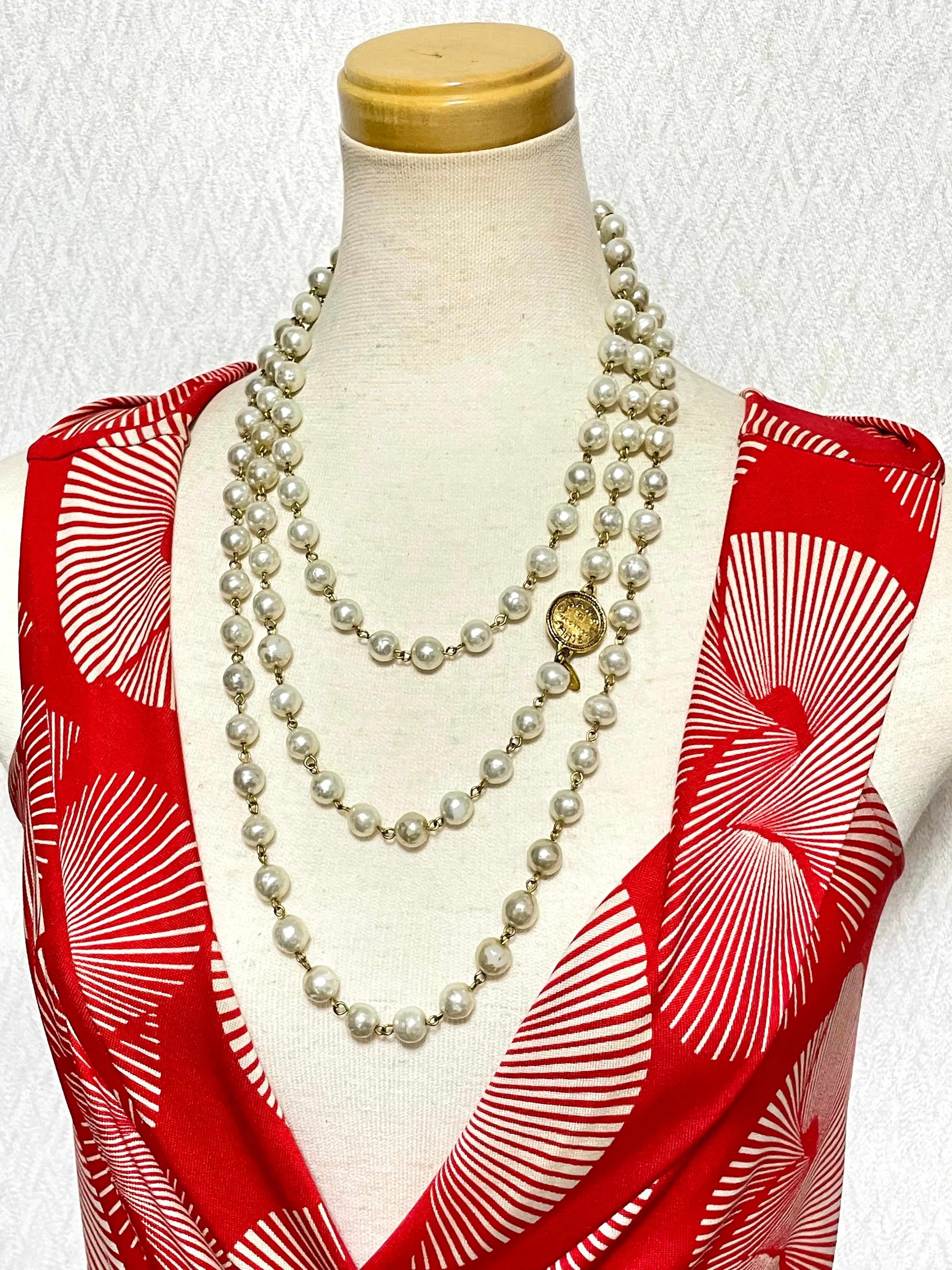 Vintage CHANEL faux pearl necklace, extra long necklace with golden round logo motif. Must have classic jewelry piece. 0408152