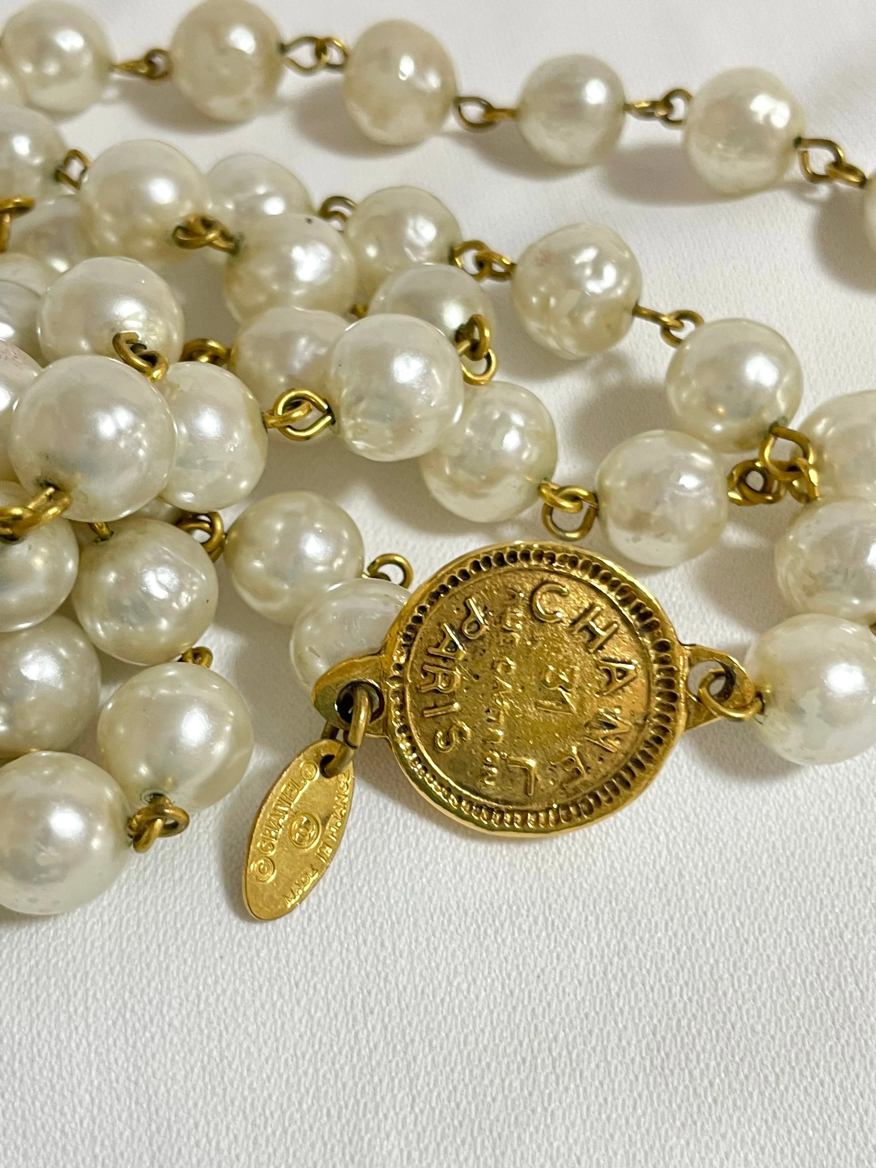 Vintage CHANEL faux pearl necklace, extra long necklace with golden round logo motif. Must have classic jewelry piece. 0408152