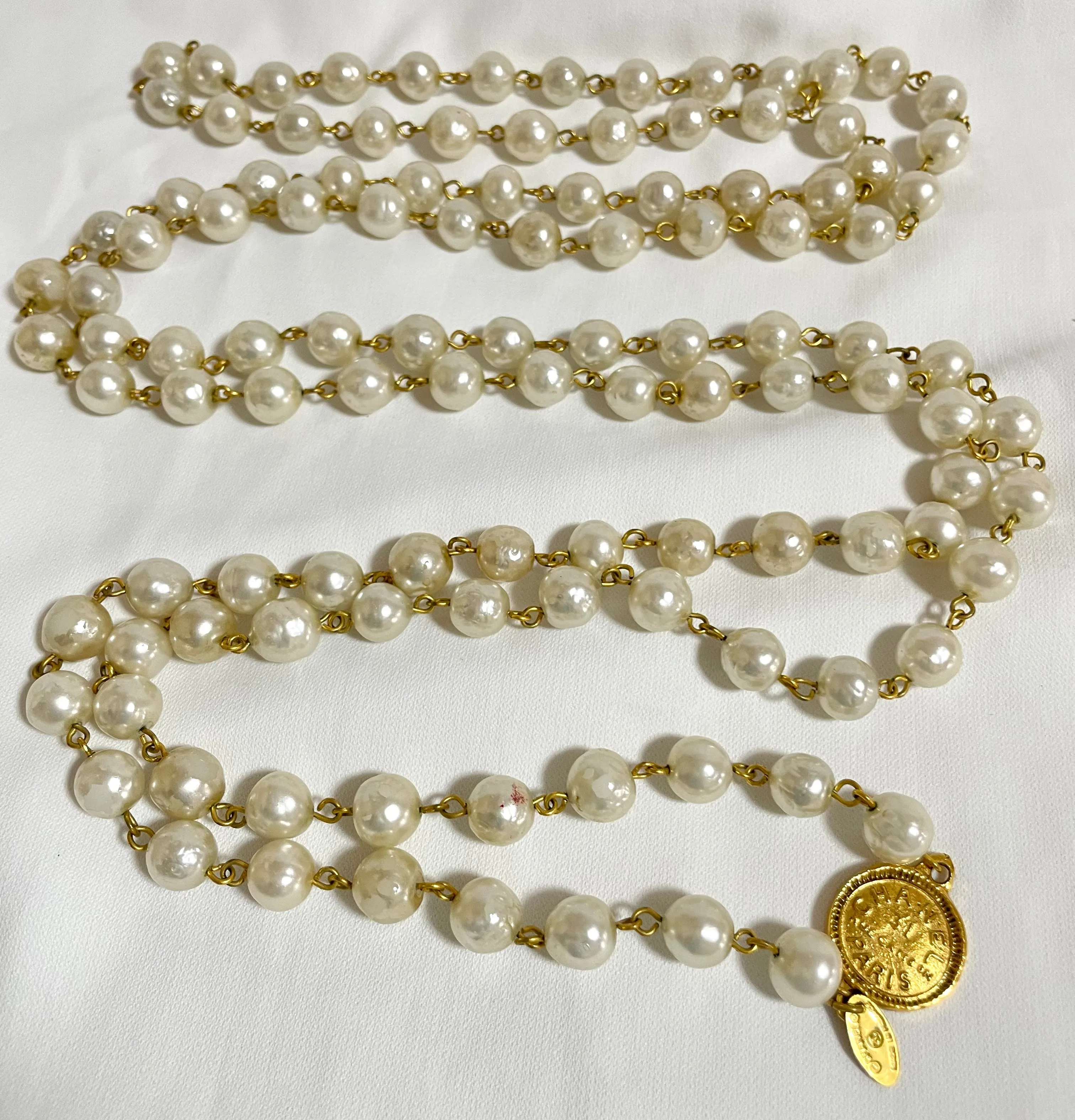 Vintage CHANEL faux pearl necklace, extra long necklace with golden round logo motif. Must have classic jewelry piece. 0408152