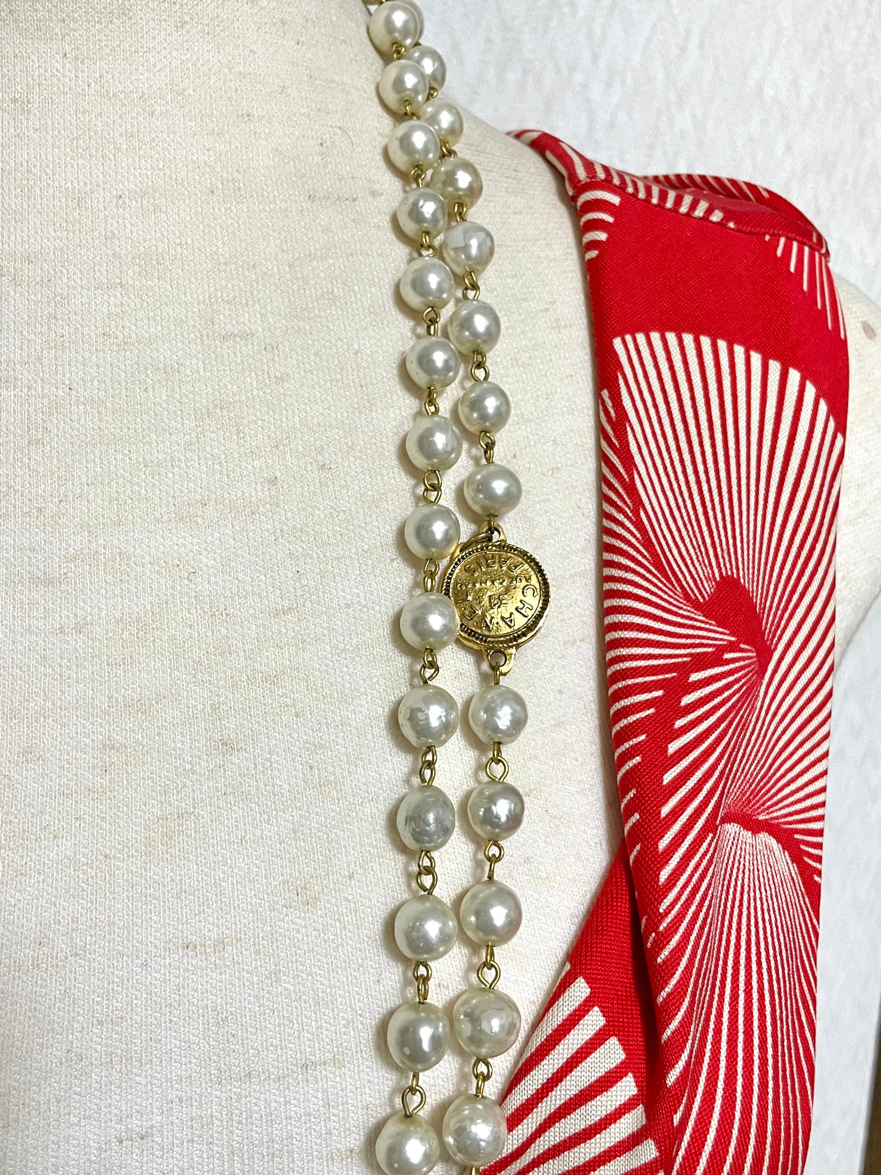 Vintage CHANEL faux pearl necklace, extra long necklace with golden round logo motif. Must have classic jewelry piece. 0408152