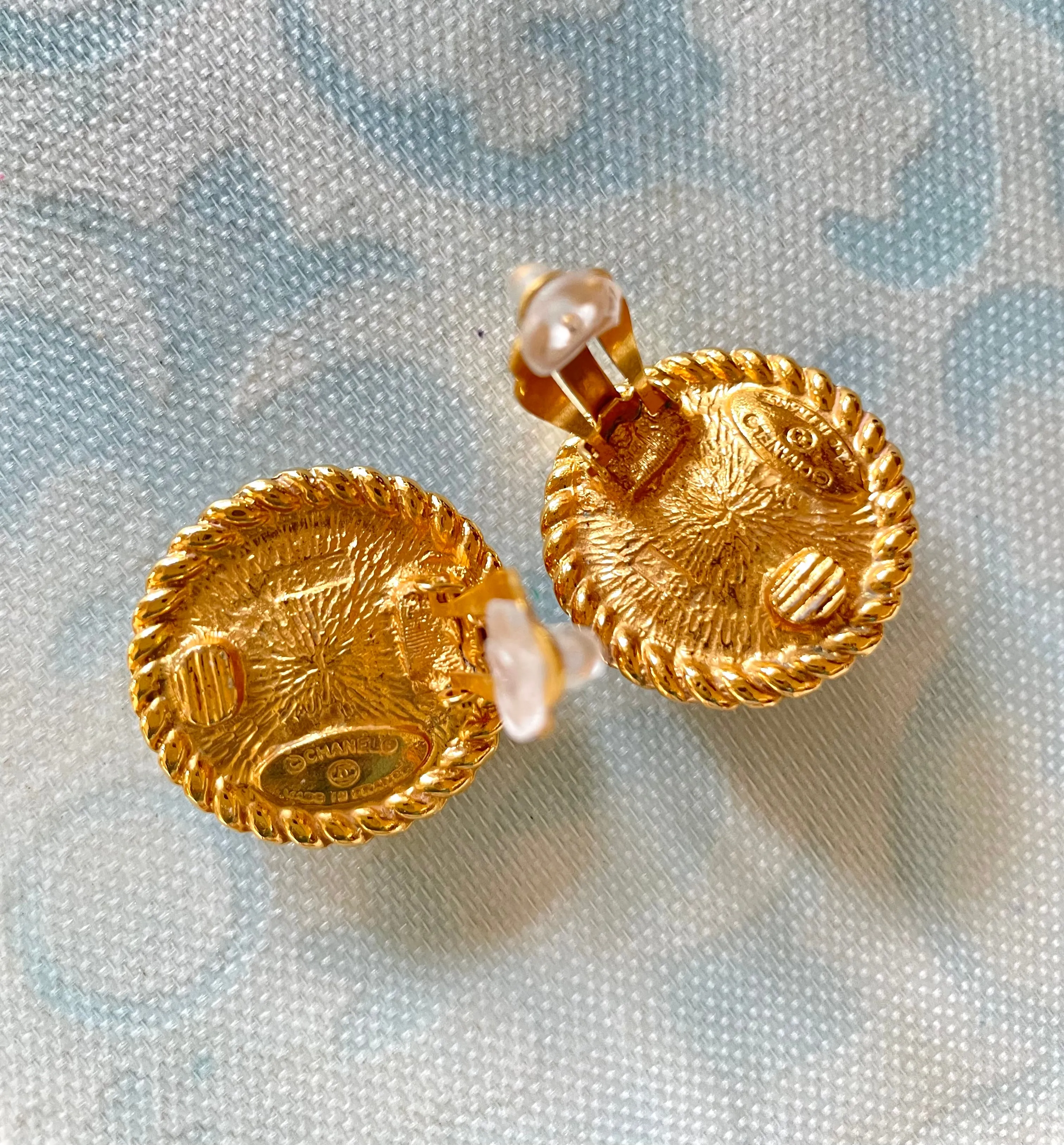 Vintage CHANEL golden earrings with pearl and CC motif. Classic Chanel vintage jewelry. 0410033