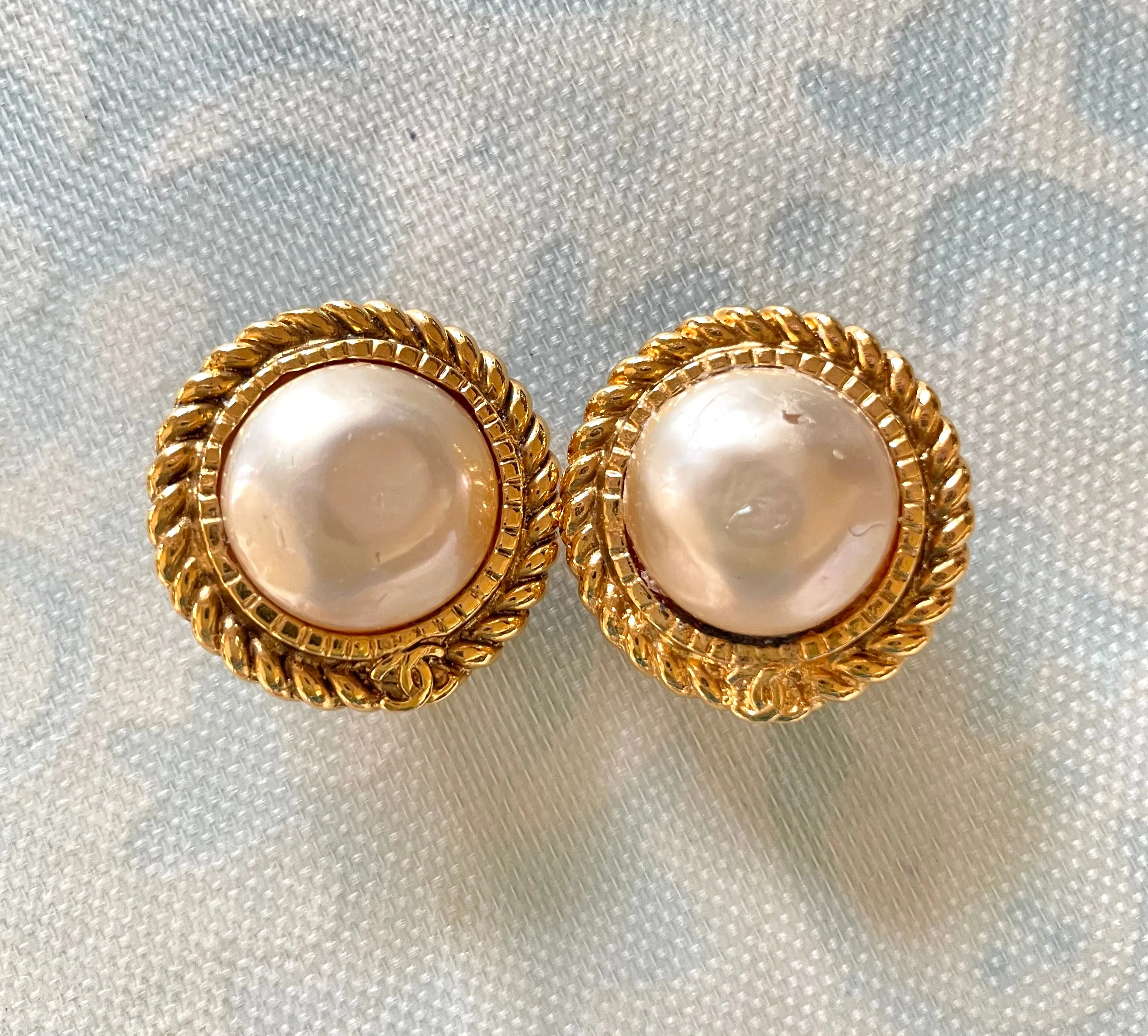 Vintage CHANEL golden earrings with pearl and CC motif. Classic Chanel vintage jewelry. 0410033