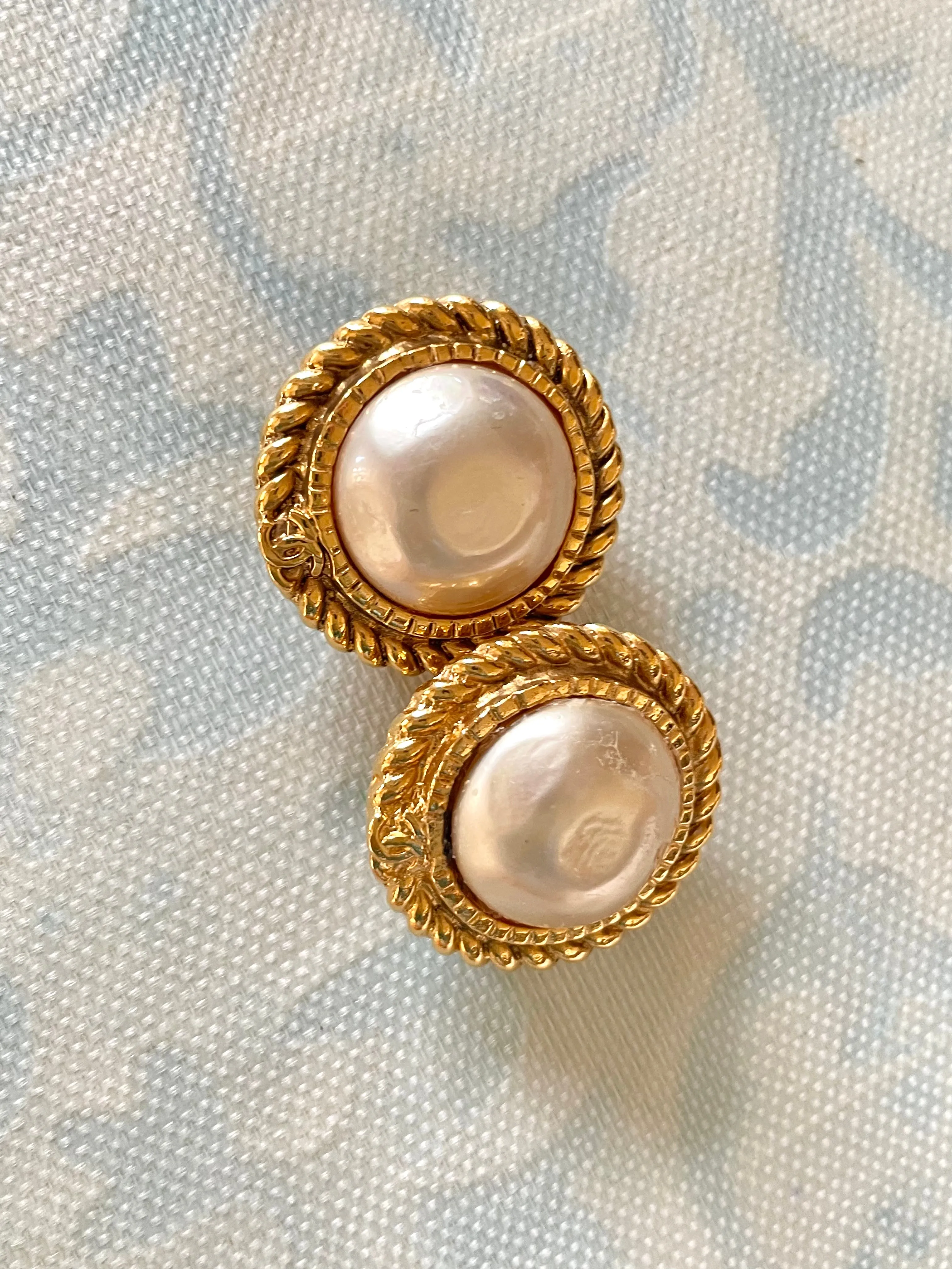 Vintage CHANEL golden earrings with pearl and CC motif. Classic Chanel vintage jewelry. 0410033
