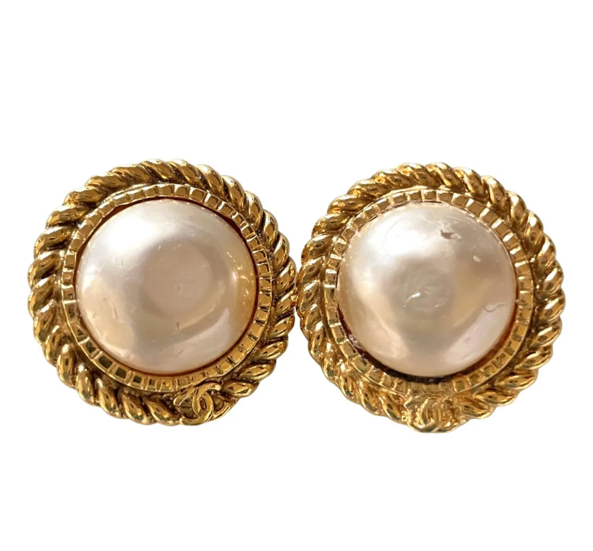Vintage CHANEL golden earrings with pearl and CC motif. Classic Chanel vintage jewelry. 0410033