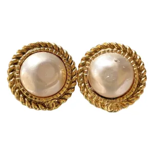 Vintage CHANEL golden earrings with pearl and CC motif. Classic Chanel vintage jewelry. 0410033