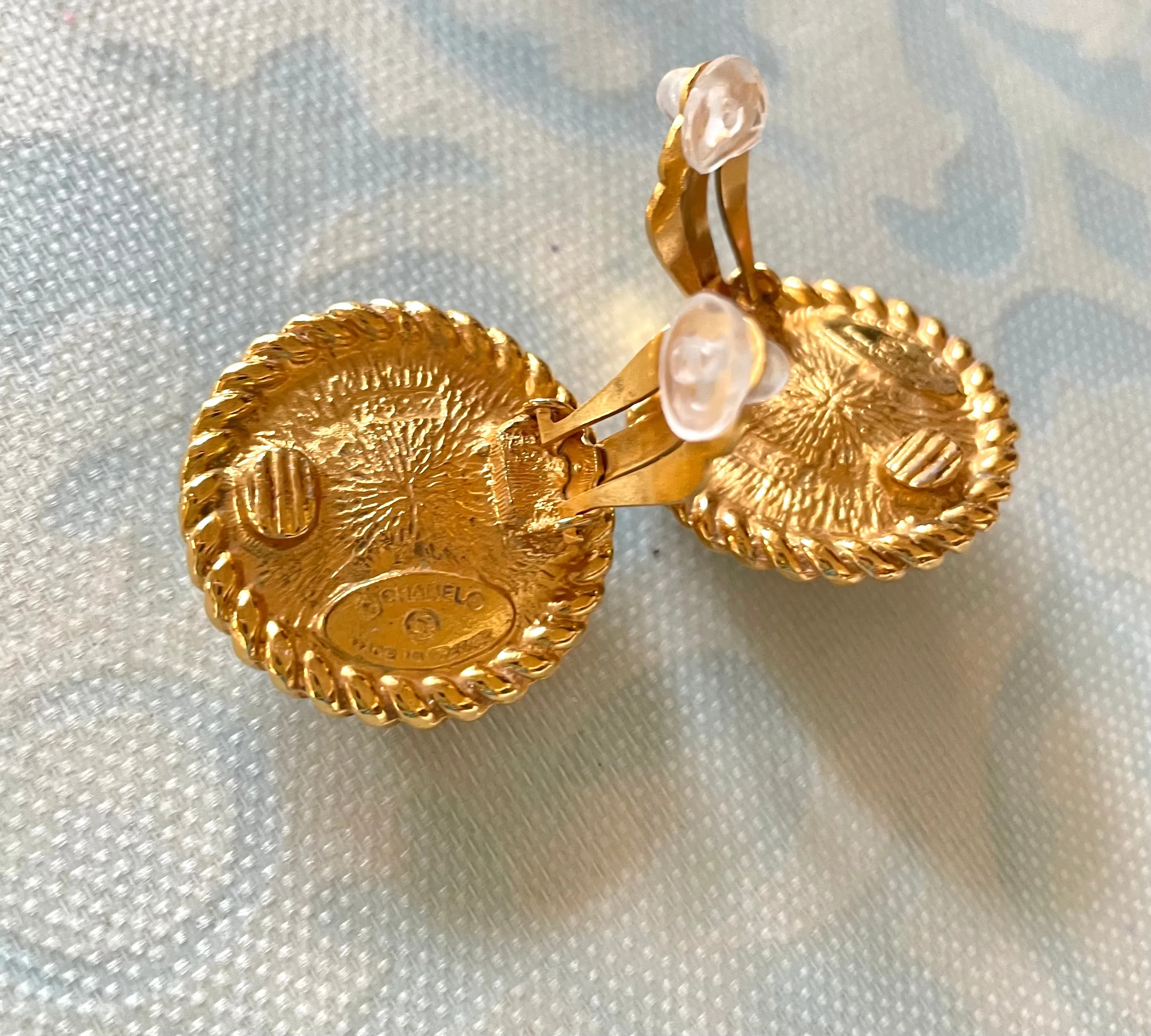 Vintage CHANEL golden earrings with pearl and CC motif. Classic Chanel vintage jewelry. 0410033