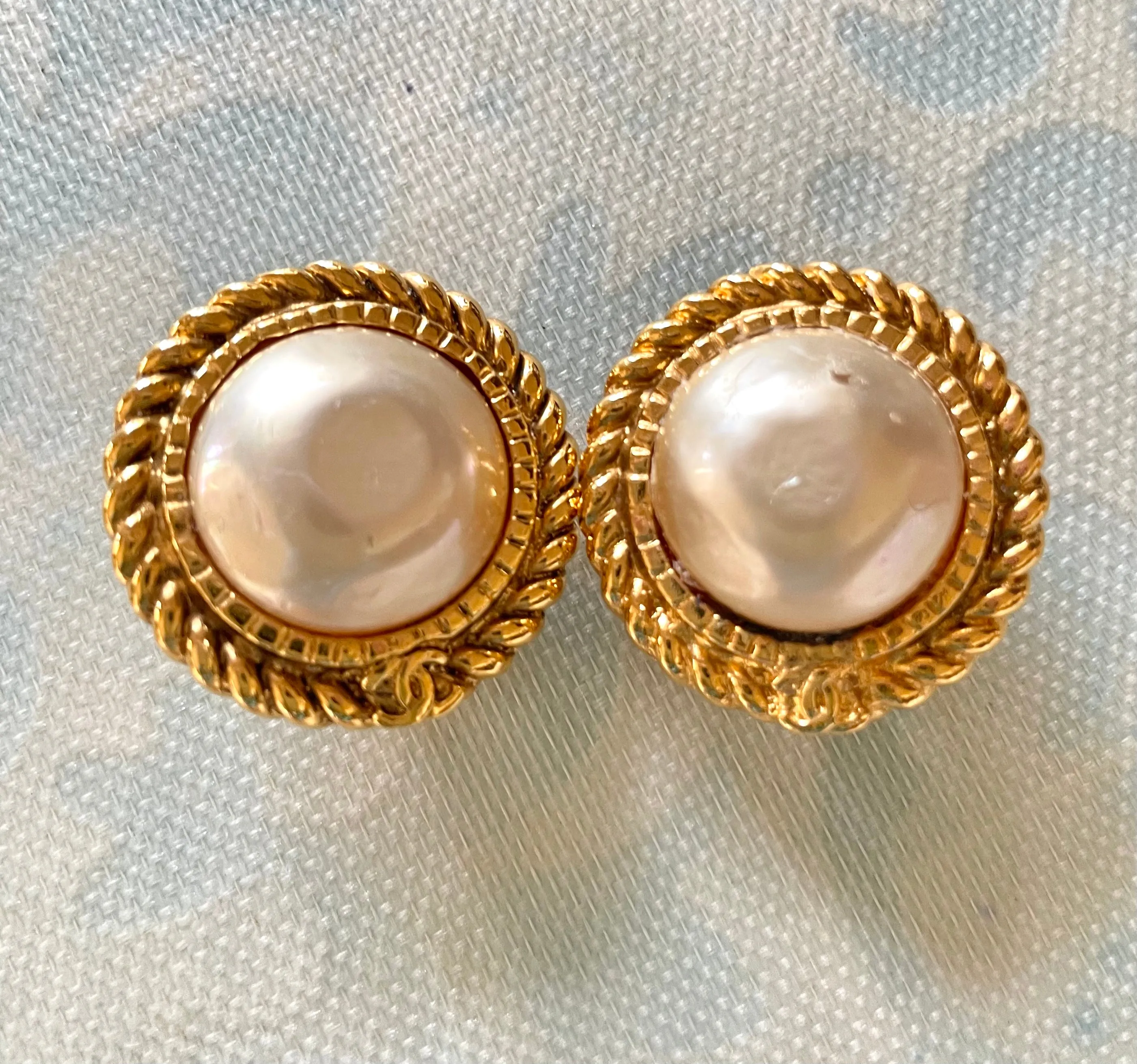 Vintage CHANEL golden earrings with pearl and CC motif. Classic Chanel vintage jewelry. 0410033